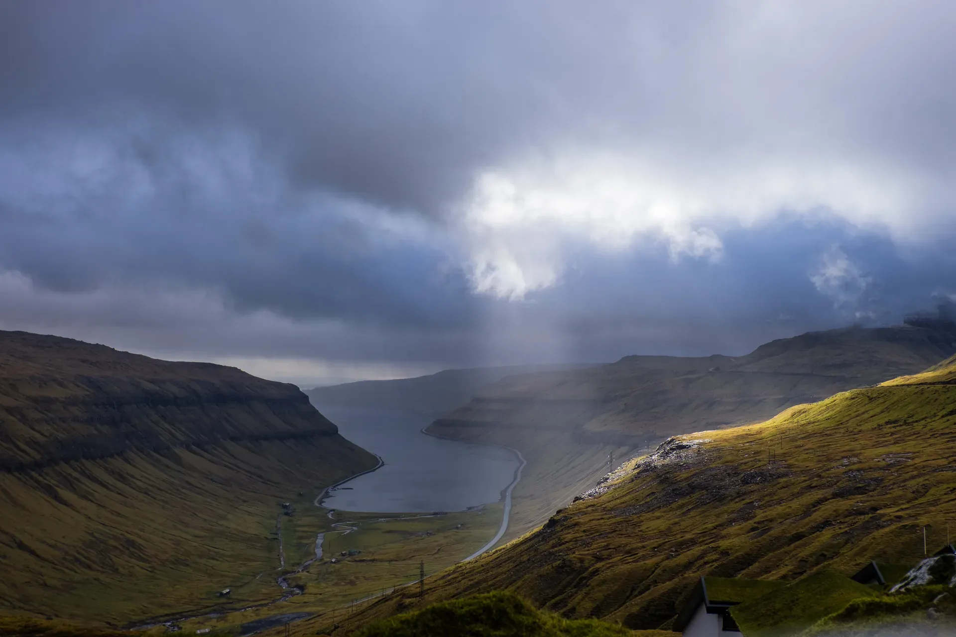 Fjordlicht über den Färöern