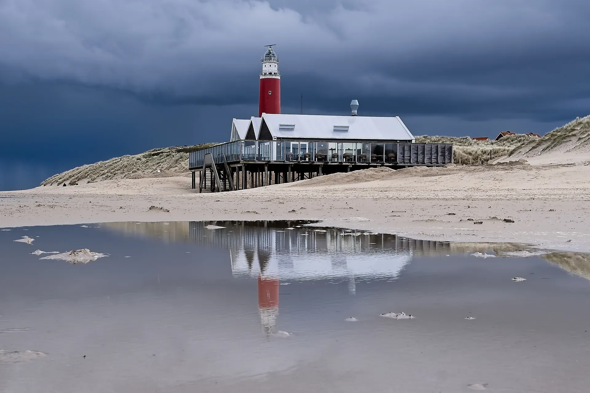 Leuchtturmspiegelung auf Texel